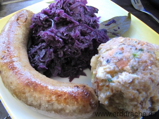 bratwurst mit Blaukrautgemüse und Weckknödeln