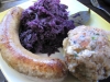 bratwurst mit Blaukrautgemüse und Weckknödeln